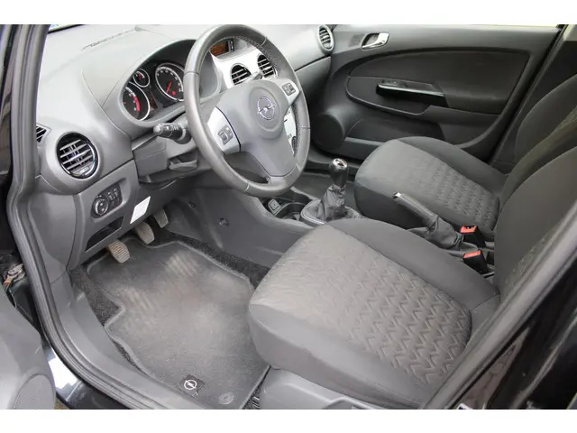 Opel Corsa 1.4-16V Design Edition 2013 Benzine 11