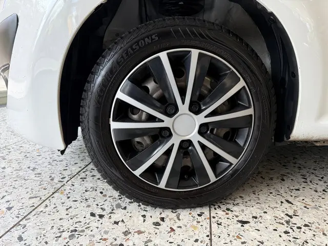 Peugeot 107 1.0 Urban Light Accent 2014 Benzine 19