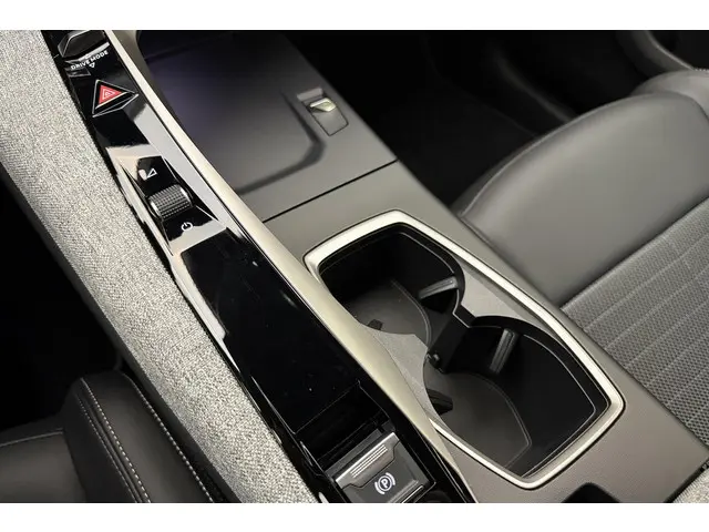 Peugeot e-3008 Allure 73 kWh 2024 Elektrisch 31