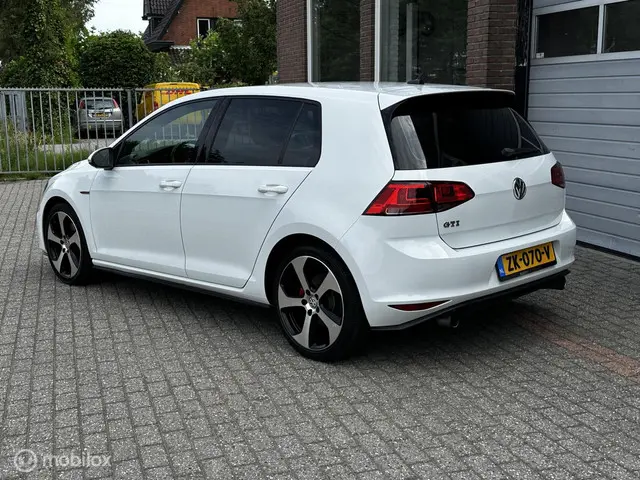 Volkswagen Golf 2.0 GTI AIRCO/CAMERA/MF-STUUR 2017 Benzine 3
