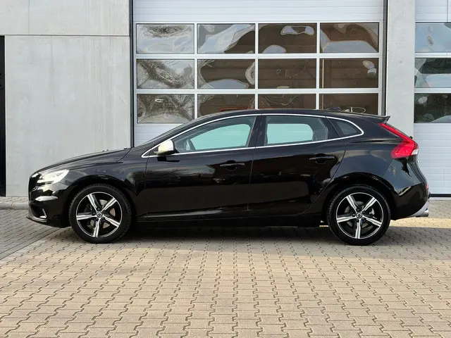 Volvo V40 2.0 T4 R-Design 2018 Benzine 21