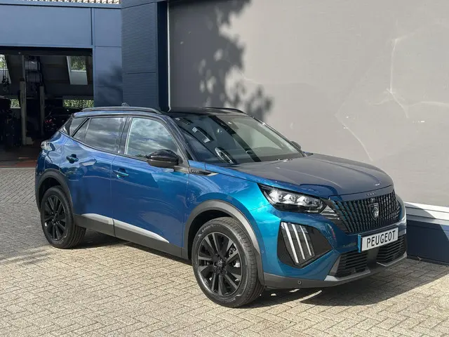 Peugeot 2008 1.2 Hybrid 145 GT 2025 Hybride Benzine 2
