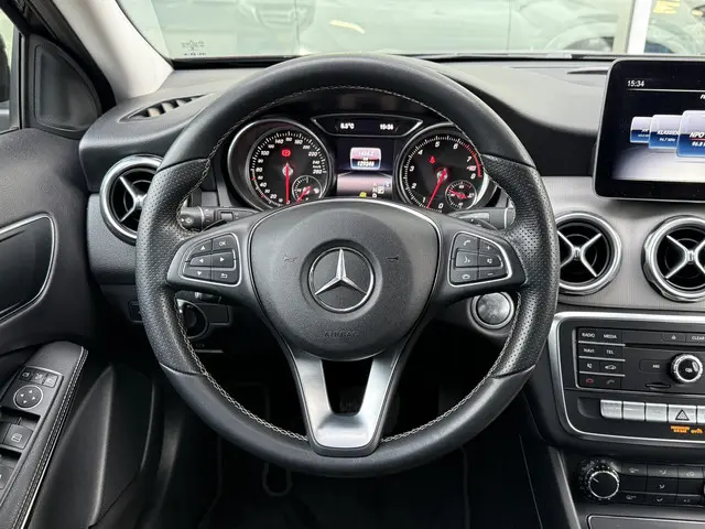 Mercedes-Benz GLA 180 2018 Benzine 10