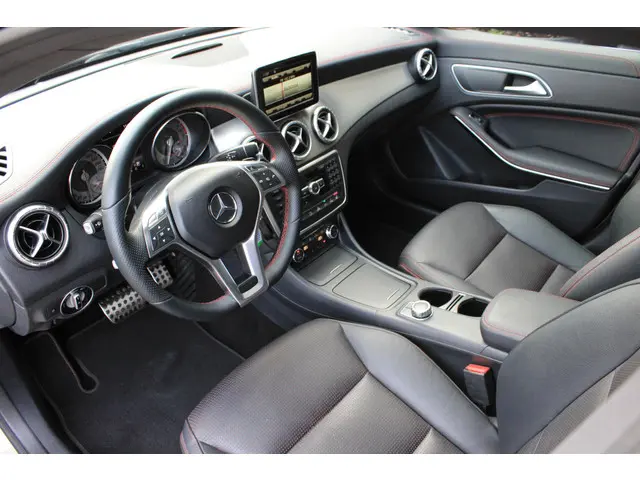 Mercedes-Benz CLA 200 AMG 2014 Benzine 2