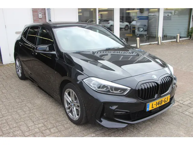 BMW 1 Serie 118i Executive Edition 2021 Benzine 20