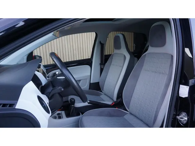 Volkswagen up! 1.0 TSI 90PK BMT up! Beats 2017 Benzine 8