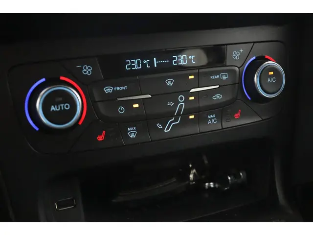 Ford Focus Wagon 1.5 Titanium Edition 2015 Benzine 14