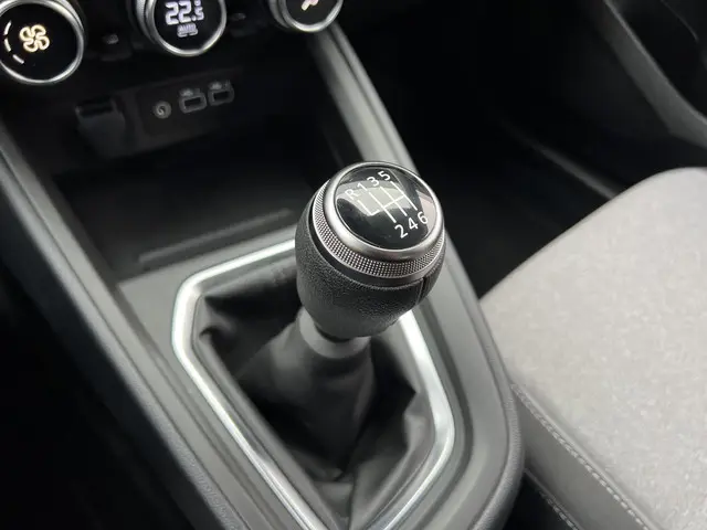 Mitsubishi Colt 1.0T MT Intense 2024 Benzine 19