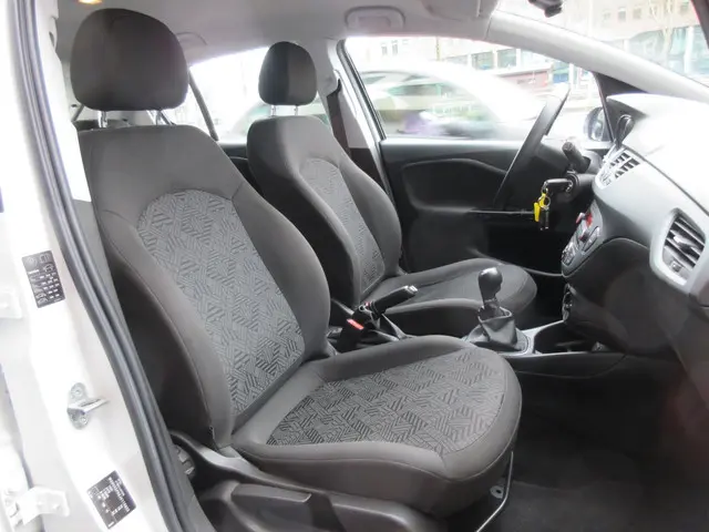 Opel Corsa 1.4 Favourite 5 Deurs Airco PDC 2018 Benzine 10