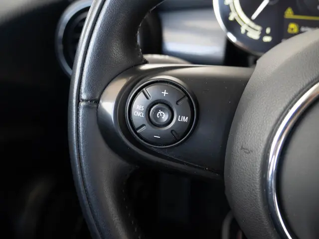 MINI 3-Deurs Cooper 2021 Benzine 25