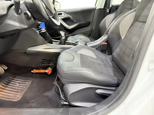Peugeot 2008 1.2 PureTech 82 Allure Clima 2014 Benzine 31