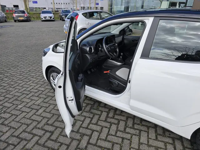 Hyundai i10 1.0 Premium 1e eig/NL-auto 2022 Benzine 7