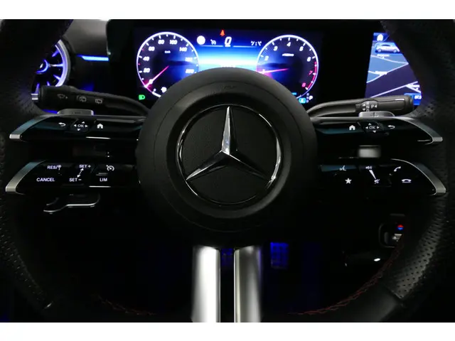 Mercedes-Benz A-Klasse 200 AMG Line 2023 Benzine 27