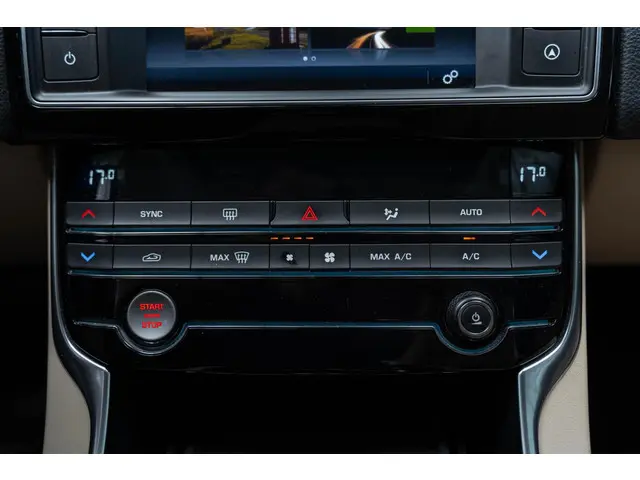 Jaguar XE 2.0 D Pure Leder Panorama 2018 Diesel 14