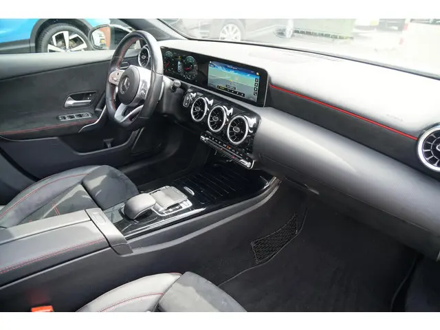 Mercedes-Benz A-Klasse 180 AMG Line 2020 Benzine 6