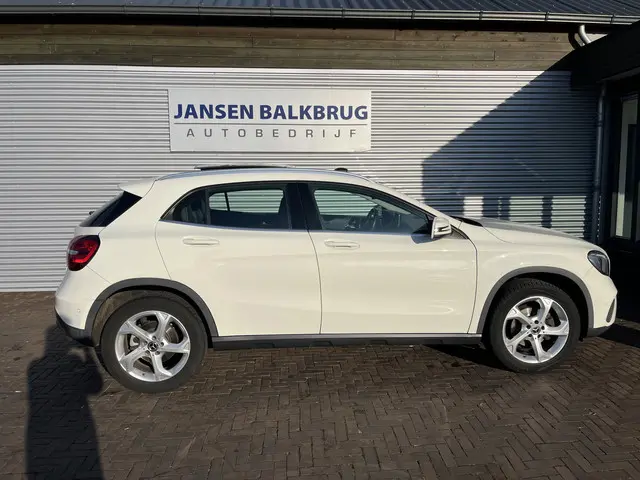 Mercedes-Benz GLA 180 Premium Plus 2017 Benzine 4