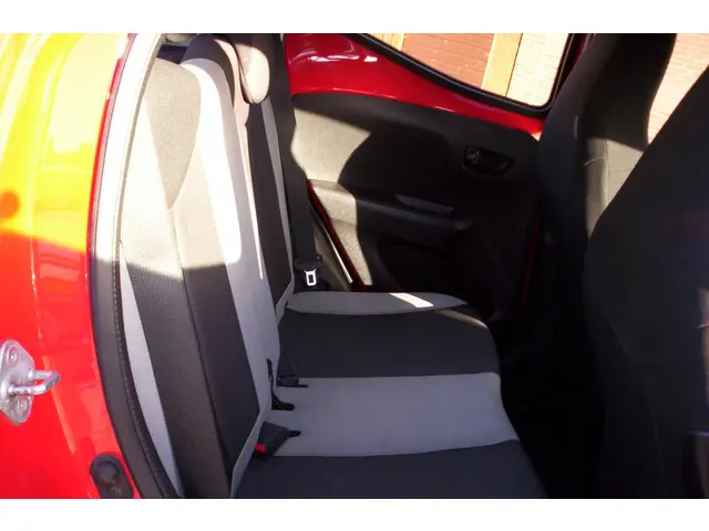 Toyota Aygo 1.0 VVT-i x-play 2014 Benzine 10