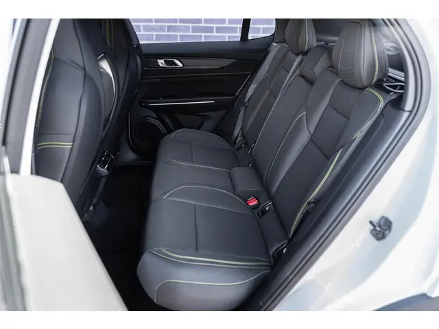 Lynk & Co 01 Plug-in Hybrid 1.5 Core 2025 Hybride Benzine 17