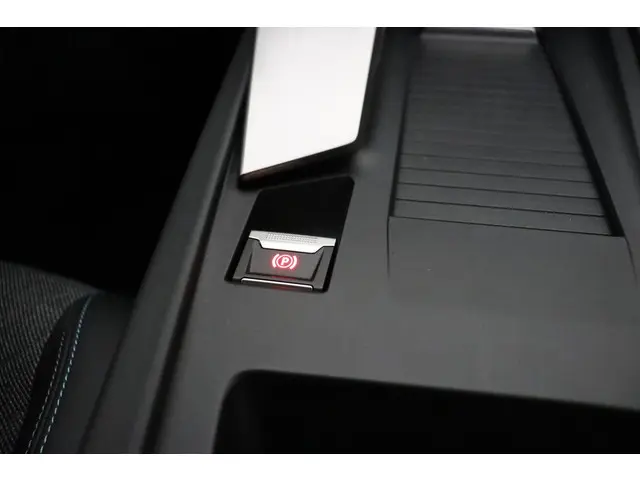 Peugeot 408 1.2 PureTech Allure 130 EAT8 2024 Benzine 24