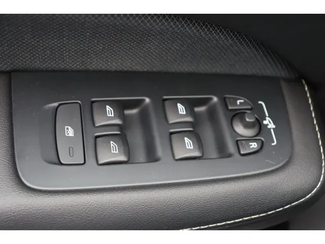 Volvo V60 2.0 T4 R-Design org. NL-auto 2019 Benzine 31