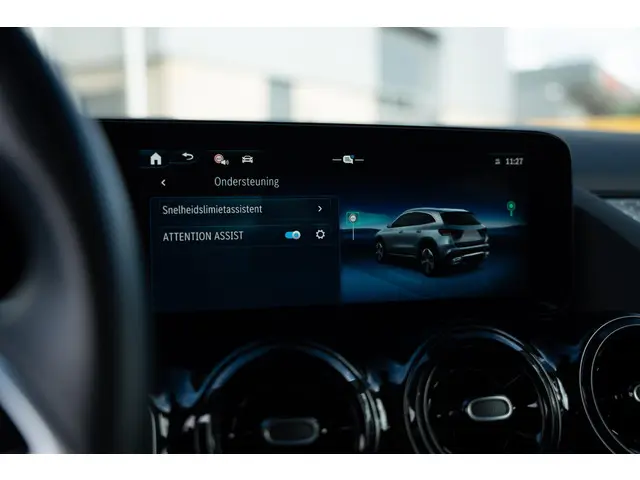 Mercedes-Benz GLA 180 Business Line 2023 Benzine 42
