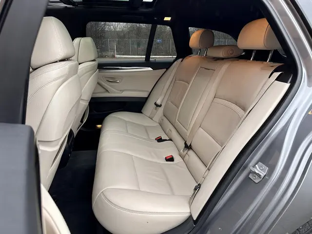 BMW 5 Serie Touring 520i Executive 2014 Benzine 31