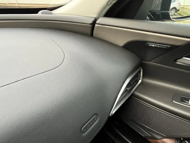 Jaguar XE 2.0 Portfolio 2015 Benzine 66