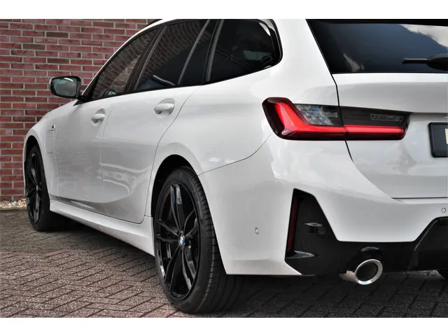 BMW 3 Serie Touring 330e M-Sport 2023 Hybride Benzine 34