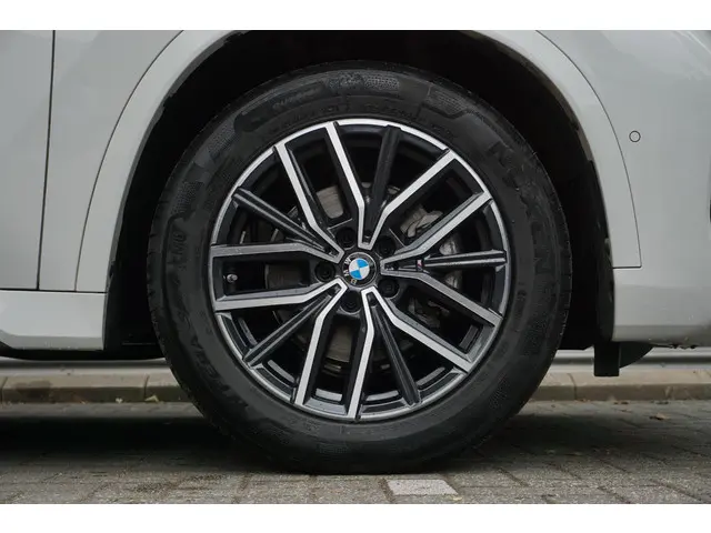 BMW X1 sDrive18i 2023 Benzine 6