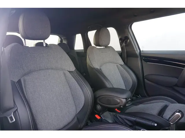 MINI 5-Deurs Cooper Camden Edition 2023 Benzine 8