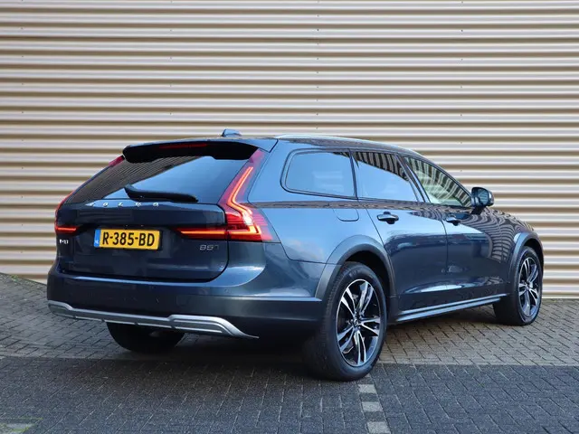 Volvo V90 2