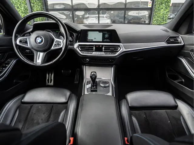 BMW 3 Serie 320i High Executive 2019 Benzine 18