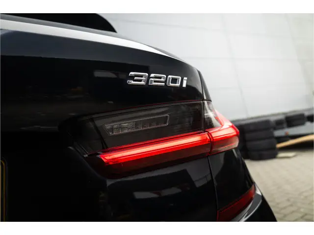 BMW 3 Serie Touring 320i M Sport High Ex 2021 Benzine 44