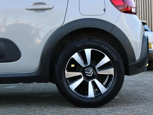 Citroën C3 1.2 PureTech Shine 2017 Benzine 24