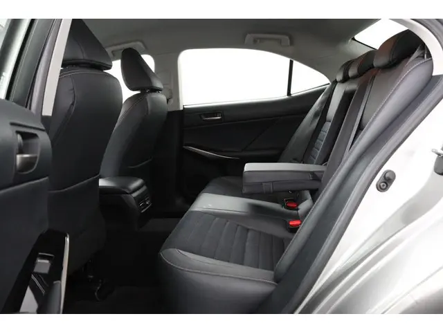 Lexus IS 300h Hybrid Business Line 2018 Hybride Benzine 35