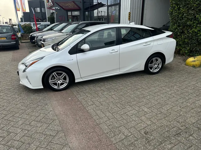 Toyota Prius 1.8 Dynamic 2018 Hybride Benzine
