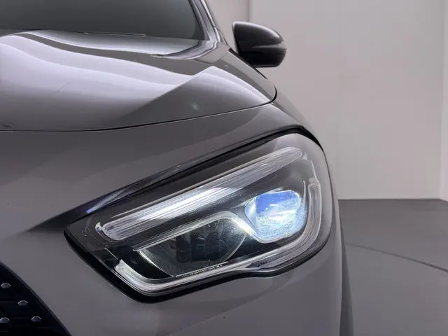 Mercedes-Benz GLA 180 AMG line 2021 Benzine 9