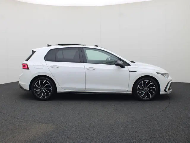 Volkswagen Golf 1.5TSI/130PK R Line Blackstyle 2022 Benzine 3