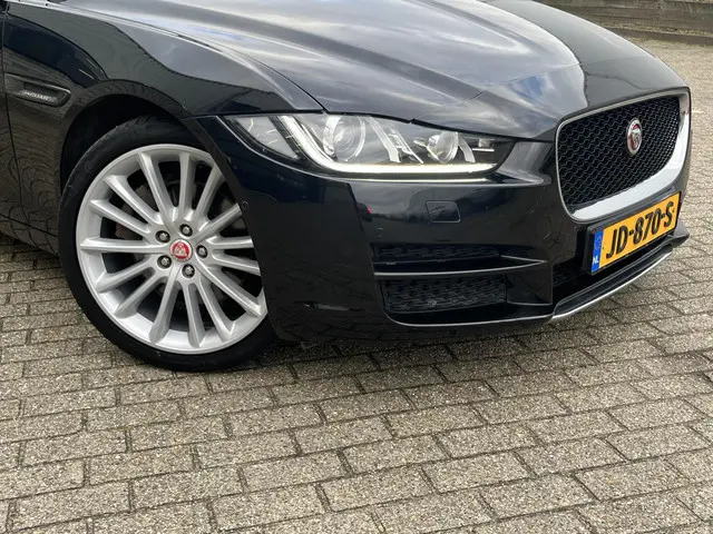 Jaguar XE 2.0 Portfolio 2015 Benzine 43