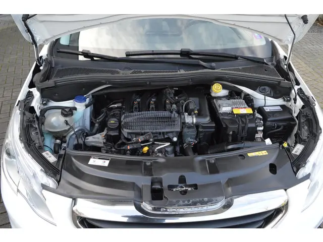 Peugeot 2008 1.2 VTi Access automaat 2014 Benzine 18
