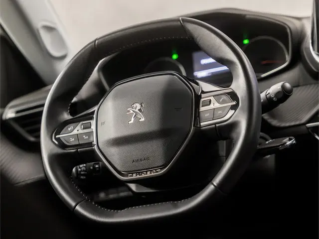 Peugeot 2008 1.2 PureTech Sport 2020 Benzine 16