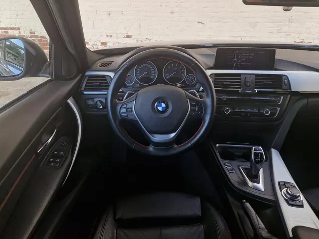 BMW 3 Serie 328i Executive 2012 Benzine 23