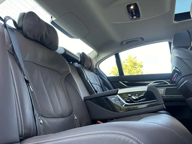 BMW 7 Serie 750i xDrive High Executive 2016 Benzine 43
