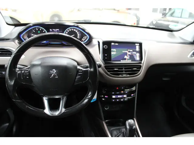 Peugeot 2008 1.2 VTi Allure 2013 Benzine 9