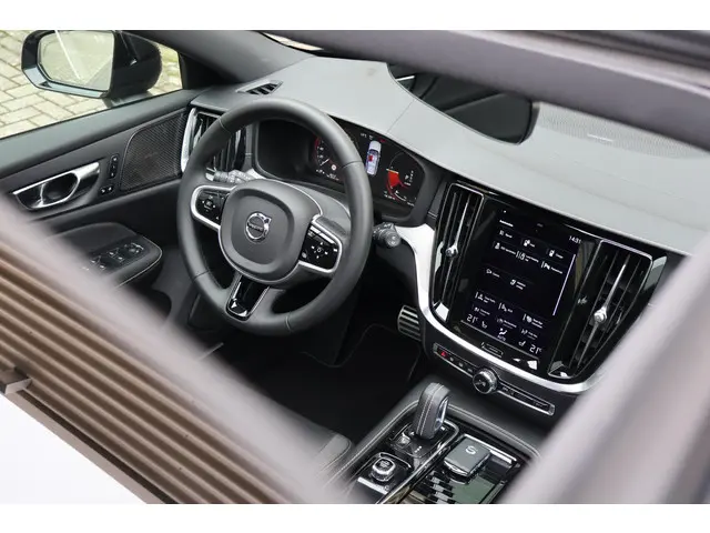 Volvo V60 T6 Recharge AWD R-Design 2022 Hybride Benzine 25