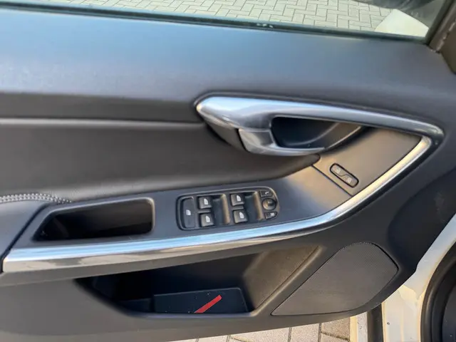 Volvo XC60 2.0 D4 FWD Momentum 2015 Diesel 9