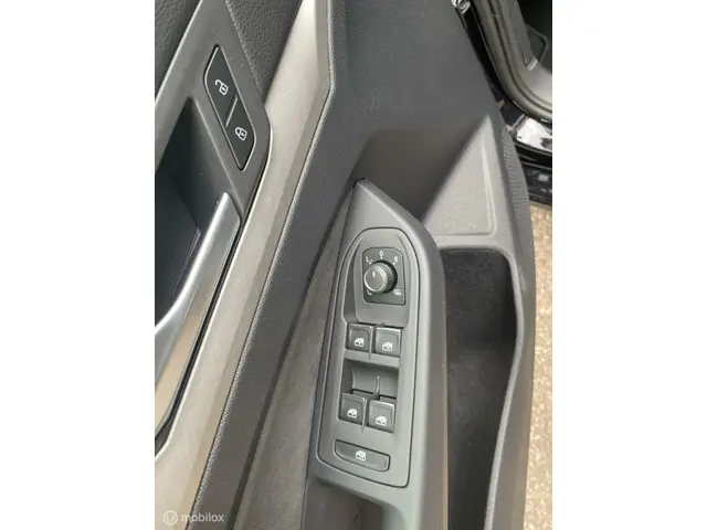 Volkswagen Golf 1.0 eTSI Life Business 2023 Benzine 18