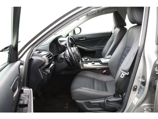 Lexus IS 300h Hybrid Business Line 2018 Hybride Benzine 17