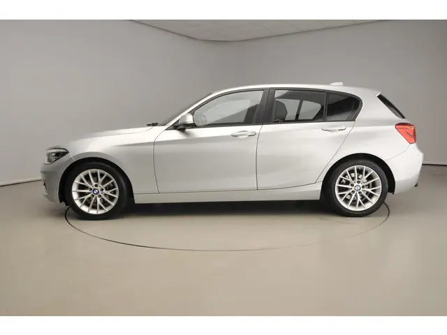 BMW 1 Serie 5-deurs 118i 2019 Benzine 2