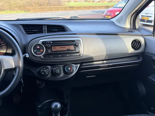 Toyota Yaris 1.3 VVT-i Now 2014 Benzine 30